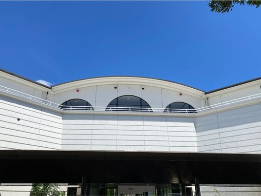 白い建物の外観  