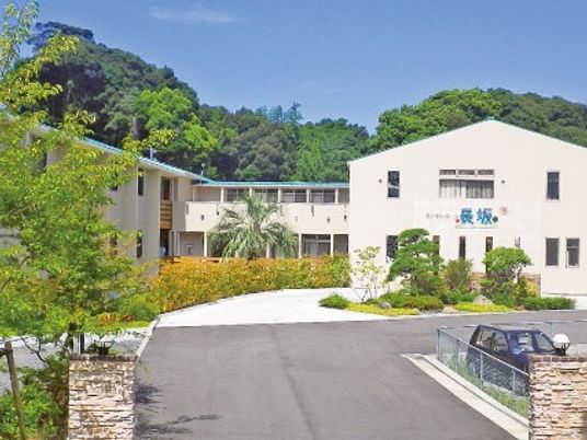 緑に囲まれた施設外観  