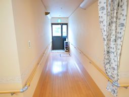 廊下の明るい様子