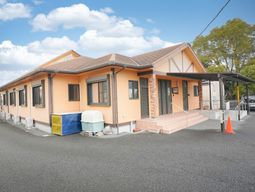 オレンジ色の外壁の建物