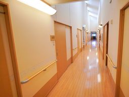 明るい廊下の風景