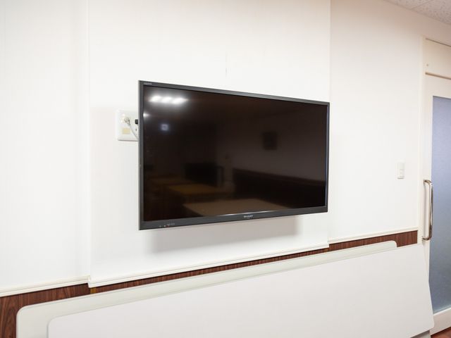 壁掛けテレビのある部屋 テレビ すっきりとしたデザインの壁掛けテレビが設置されています。ビデオ鑑賞の際に便利です。