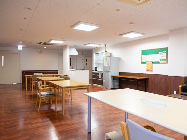 明るい室内の共有スペース