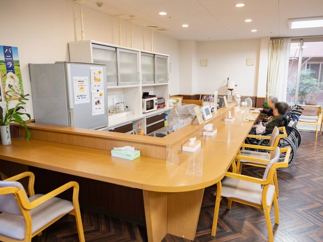 広々とした共有スペース ダイニングルーム 明るい空間で、車椅子の方も快適に楽しめるスペースになっています。リラックスして過ごせます。