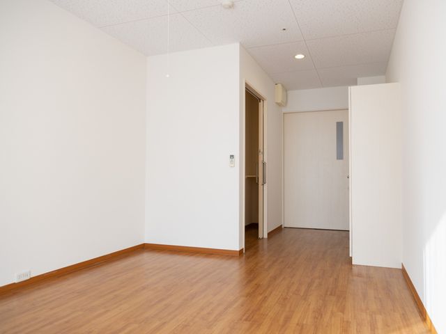 光が差し込む部屋 居室 自然光が心地よく、明るい雰囲気の居室です。広いスペースで快適に過ごせます。