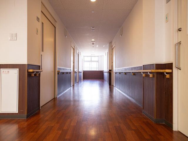 木製の手すりが並ぶ廊下 廊下 広々とした廊下は、木製の手すりで安全に配慮されています。快適な移動が可能です。