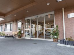 広いガラスドアのエントランス