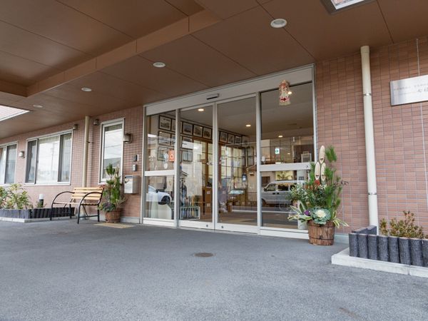 広いガラスドアのエントランス