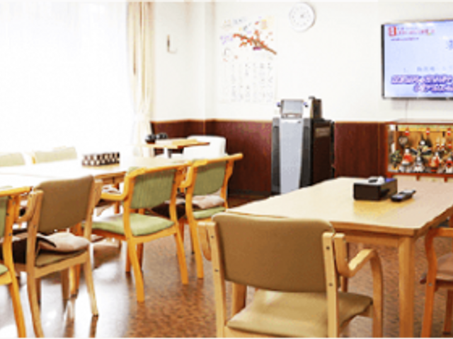 穏やかな集まりの場 ラウンジ 自然光が差し込む明るい空間で、リラックスしながらテレビ鑑賞が可能です。椅子に座って和やかな時を過ごせます。