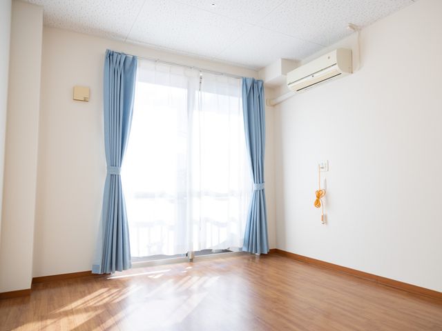 陽当たりの良い居室 居室 自然光が差し込む居室です。明るさが魅力で、シンプルで静かな環境が整っています。