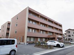 三階建ての建物外観