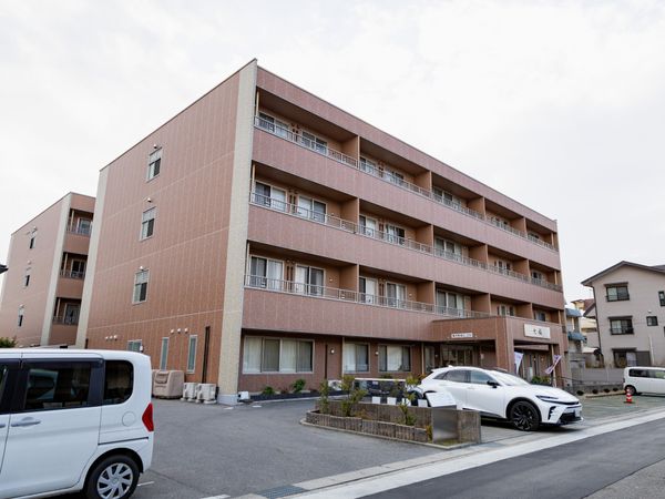 三階建ての建物外観