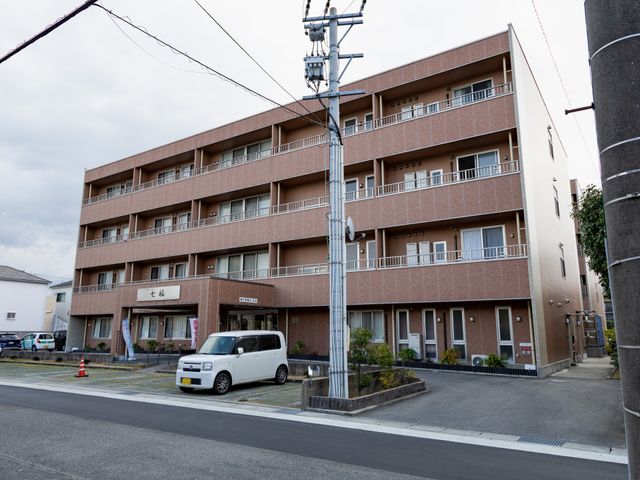 4階建ての建物外観 外観 シンプルで落ち着いた雰囲気の建物です。選ばれる職場環境を提供しています。