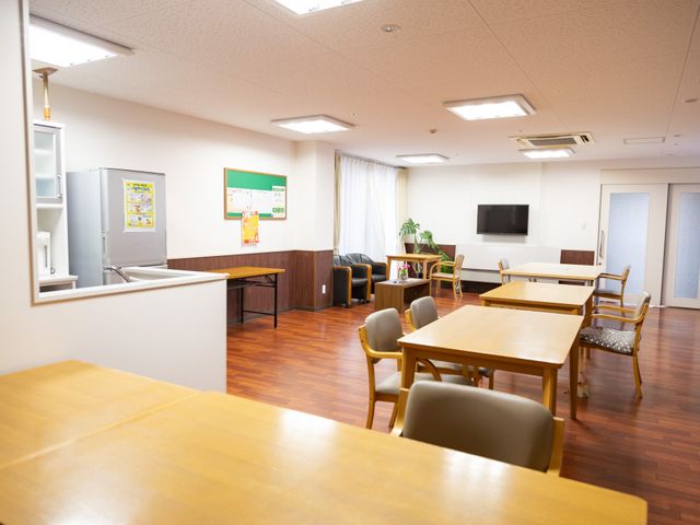広々とした共有スペース ラウンジ 自然光が差し込む広々とした空間です。リラックスしながら多目的に利用できます。