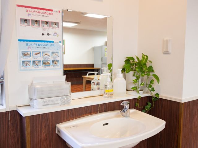 洗面台付きの室内 洗面台 清潔で便利な洗面台です。利用者の方が快適に使える工夫が施されています。