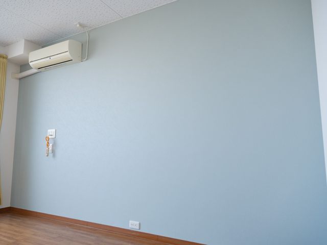 壁とエアコンのある居室 居室 シンプルで落ち着いた色合いの壁を持つ居室です。エアコンが設置されていますので、快適な温度管理が可能です。