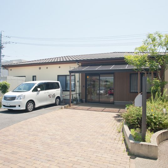 明るい施設エントランス