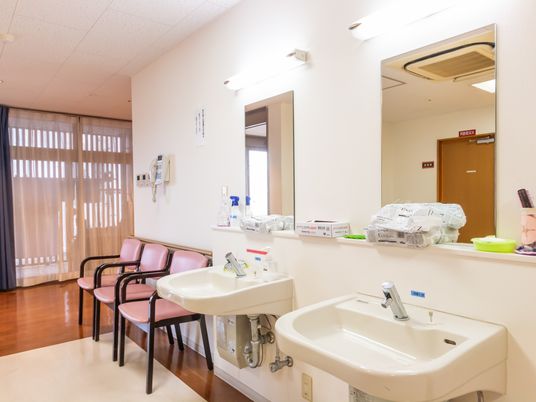 洗面台と椅子のある部屋