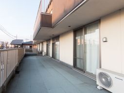 明るいテラスの余裕空間