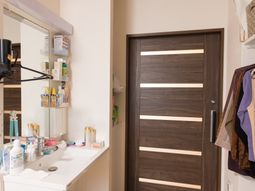 洗面台と木目調の扉