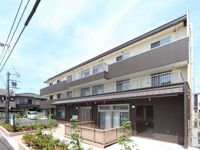 明るい外観の建物