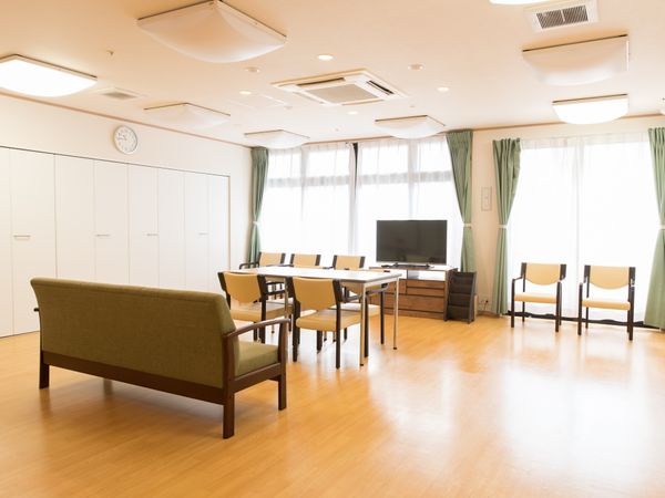 明るい共用ラウンジ