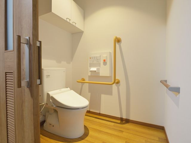 バリアフリー設計のトイレ トイレ 安全に配慮した手すりが設置された清潔なトイレ空間です。動きやすい間取りが、日々の快適さを支えます。