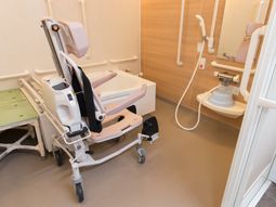 バリアフリー設計の浴室