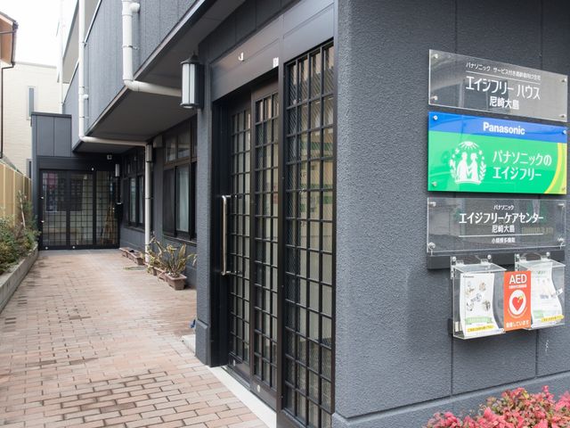 エントランスの外観 玄関アプローチ 清潔感のあるエントランスは、来訪者を温かく迎えます。バリアフリー設計でどなたでも安心してご利用いただけます。