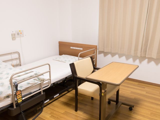 清潔な個室の居室 居室 きれいで落ち着いた雰囲気の個室です。必要な設備が整い、ゆったりした時間を過ごせる空間となっています。