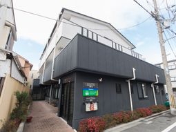 黒い外壁の建物外観
