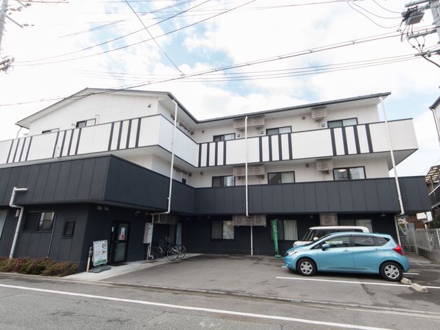 現代的な建物の外観 外観 清潔感のある施設外観です。ゆったりとした空間で働くことができます。