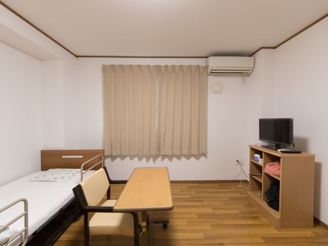 清潔な個室の一角 居室 広々とした居室は、必要な家具が整い、落ち着いて生活を送れる環境です。個々の空間を大切にしたレイアウトで、快適な日々をサポートします。