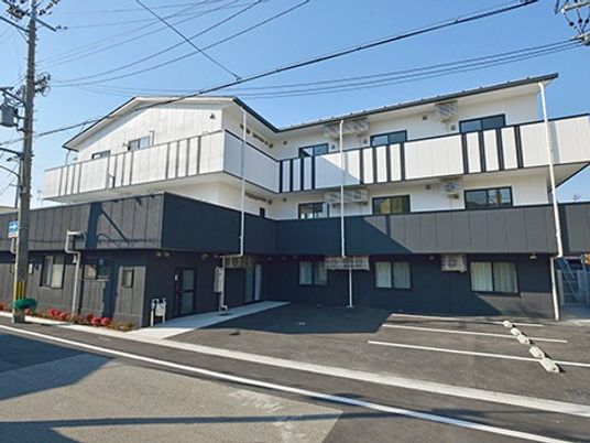 白い外壁の建物外観  