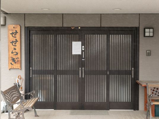 ゆったり座れるエントランス