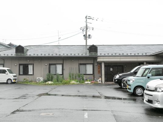 静かな外観の施設