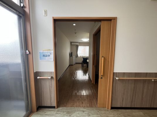 明るい廊下の出入口  