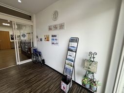 明るい廊下の掲示物  