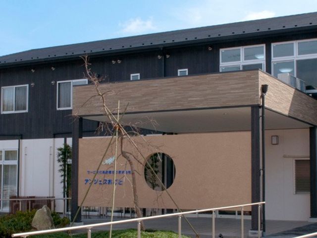 施設外観 外観   落ち着いた色合いの建物外観です。正面は庇があり、出入りしやすい造りに見えます。