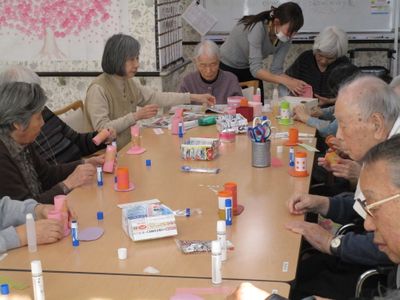 手工芸活動中の多目的室