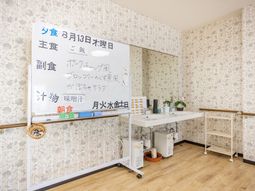 献立掲示の洗面台  