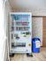 ドリンク自販機と分別ごみ箱のある休憩室  