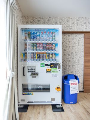 ドリンク自販機と分別ごみ箱のある休憩室  
