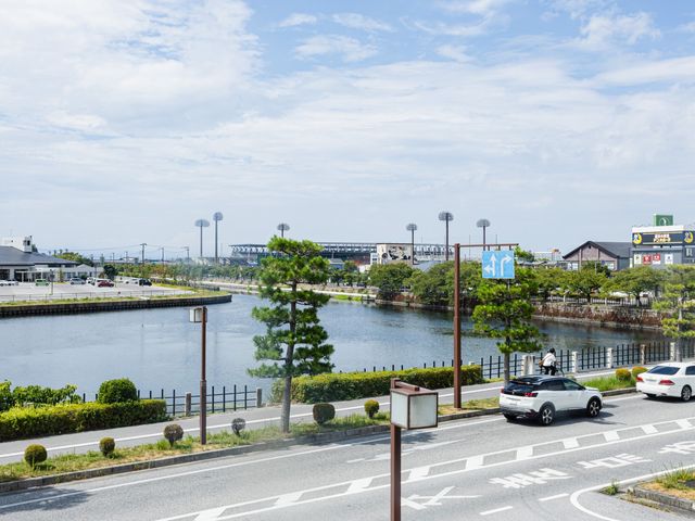 水辺のある外観 外観   水辺に面した開放感のある外観です。周囲の景色を眺めながら、落ち着いた環境で働けそうです。