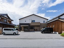 外観と駐車場  