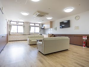 明るい共用ラウンジ  
