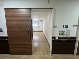 明るい廊下の出入口  