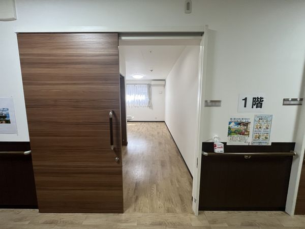 明るい廊下の出入口  