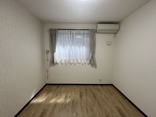 明るい居室の窓際  