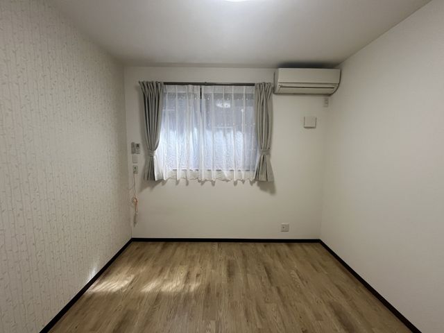 明るい居室の窓際  